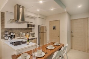 Kjøleskap, mikrobølgeovn, ovn og kokeplater