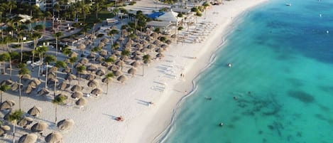 Nær stranden, solsenger og strandhåndklær