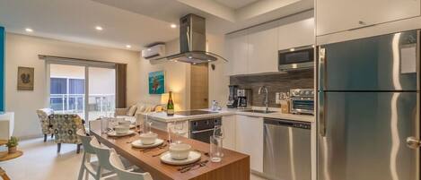 Kjøleskap, mikrobølgeovn, ovn og kokeplater