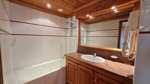 Douche, séchoir à cheveux