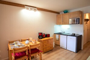 Fridge, microwave, dishwasher, coffee/tea maker