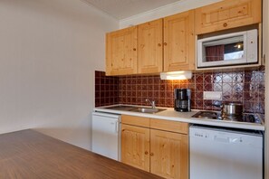 Kühlschrank, Ofen, Geschirrspüler, Wasserkocher mit Kaffee-/Teezubehör