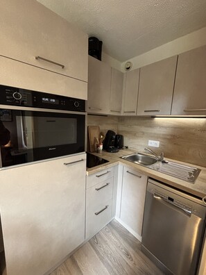 Jääkaappi, mikroaaltouuni, uuni, kahvin-/teenkeitin