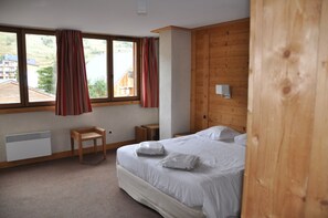 3 bedrooms, bed sheets