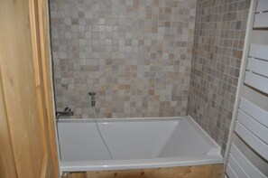 Douche, sèche-cheveux, serviettes fournies