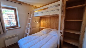 3 bedrooms, free WiFi, bed sheets, wheelchair access