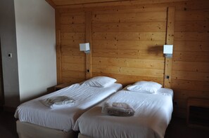 3 bedrooms, bed sheets