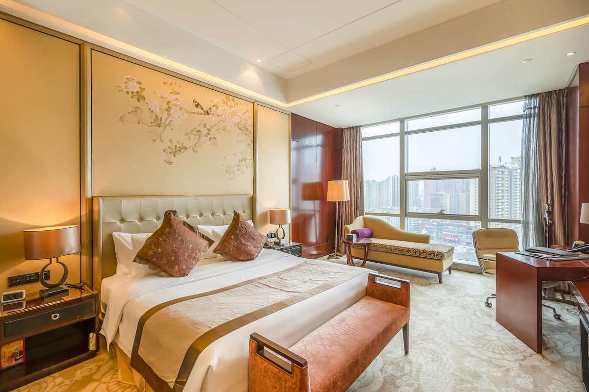 Luxury Room, 1 King Bed | Premium bedding, desk, bed sheets