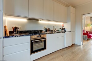 Fridge, microwave, oven, stovetop - University Parks View | Oxford Holiday Let | 1 Bed & Sleeps 2 (Oxford City Centre)