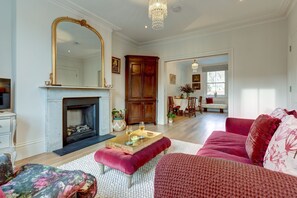 TV - University Parks View | Oxford Holiday Let | 1 Bed & Sleeps 2 (Oxford City Centre)