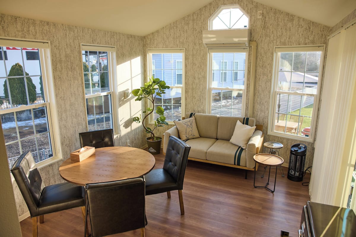 Kitsilano (up to 5 guests): Family-friendly, equipped with a BBQ grill, Non Smoking