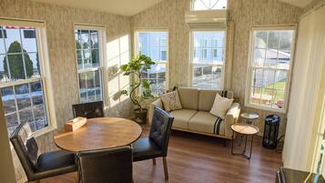 Mobil Karavan Basic, 2 kamar tidur, Bebas Asap Rokok, dapur kecil | 1 kamar tidur, meja kerja, ruang kerja ramah laptop, dan Wi-Fi gratis