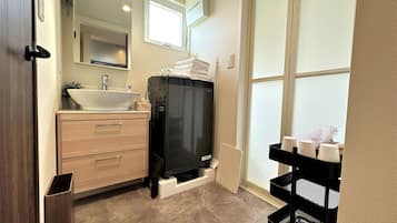 Kitsilano (up to 5 guests): Family-friendly, equipped with a BBQ grill, Non Smoking | Bathroom | Separate tub and shower, free toiletries, hair dryer, electronic bidet
