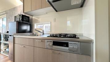 Grouse (up to 5 guests): Family-friendly, equipped with a BBQ grill, Non Smoking | Private kitchen | Fridge, microwave, stovetop, rice cooker