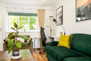 Smart TV, stereo - Cherry Tree Cottage | Bicester Holiday Let | 2 Beds & Sleeps 4 (Bicester)