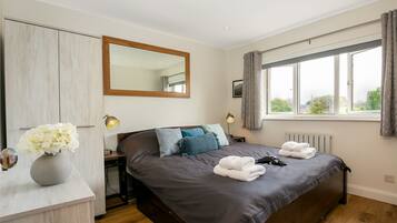 3 bedrooms, desk, iron/ironing board, WiFi