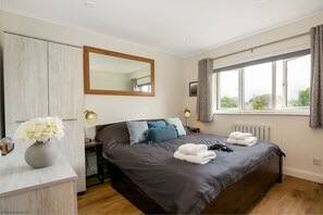 2 Schlafzimmer, Schreibtisch, Bügeleisen/Bügelbrett, WLAN