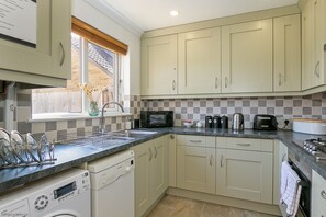 Een koelkast, een magnetron, een oven, een kookplaat