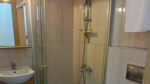 Dusche, Haartrockner, Hausschuhe, Handtücher