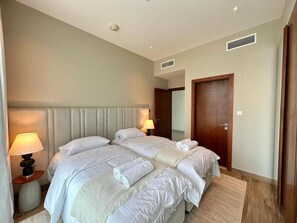 2 bedrooms, in-room safe, iron/ironing board, free WiFi - Panoramic 2BR with Marina View  (Dubai)