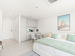In-room safe, iron/ironing board, free WiFi, bed sheets - B-603 (Cupecoy)