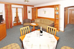 TV, table tennis, stereo