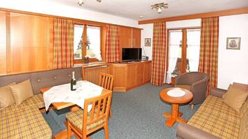 Fernseher, Tischtennisplatte, Stereoanlage