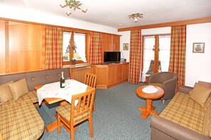 Tv, bordtennisbord, stereoanlæg