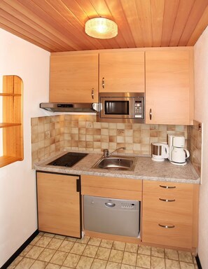 Fridge, microwave, stovetop, dishwasher - Guesthouse Christophorus - Apartment "Bergkristall" with Mountain View, Shared Garden & Wi-Fi (Krün)