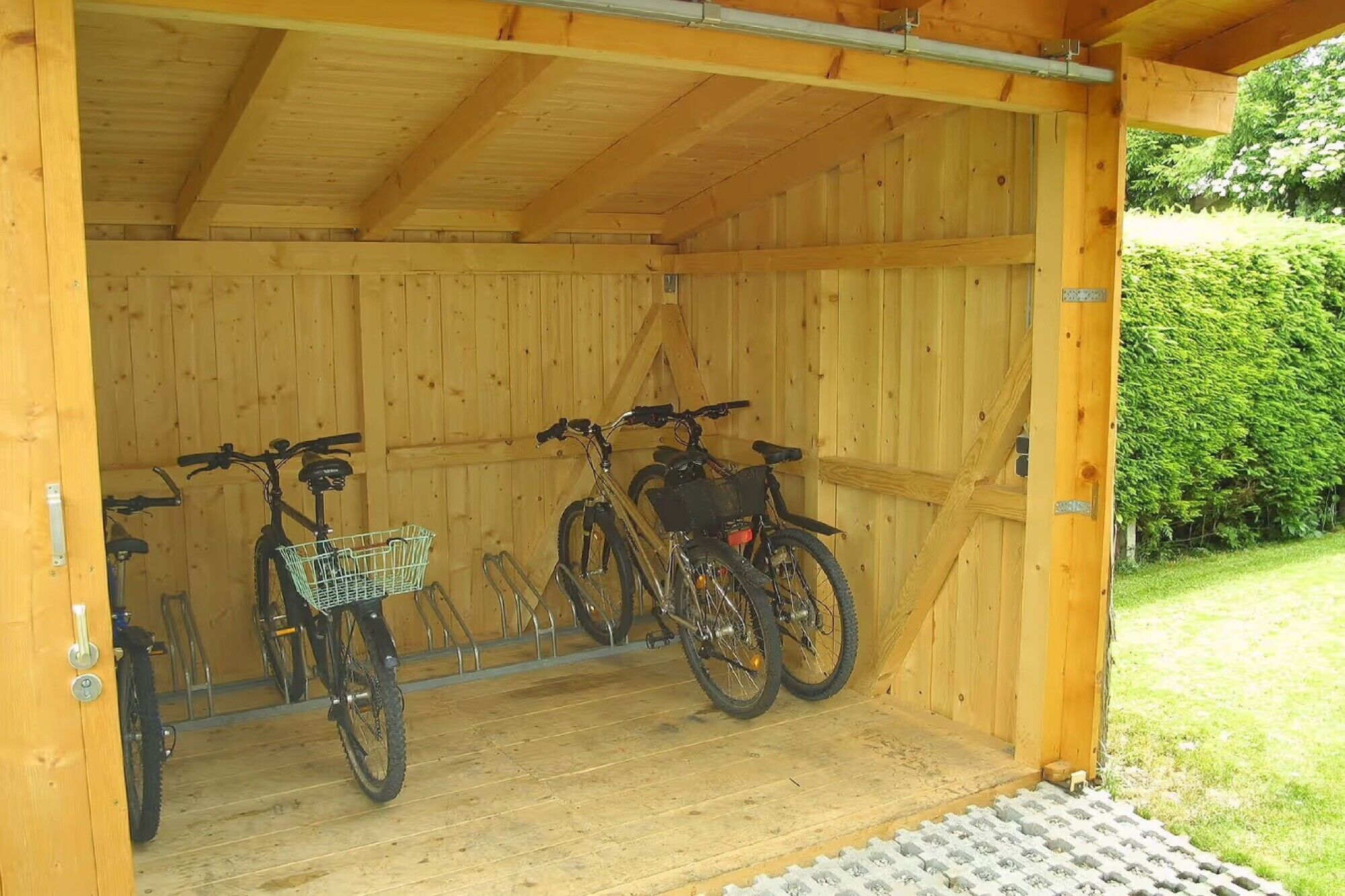 Eine Holzhütte mit zwei Fahrrädern darin.