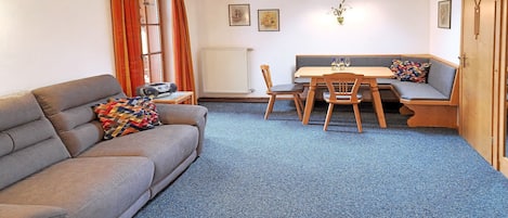 テレビ、卓球台、ステレオ