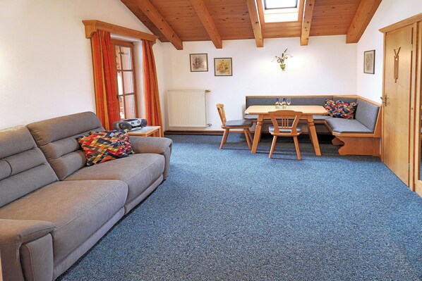 TV, bordtennis og stereoanlegg