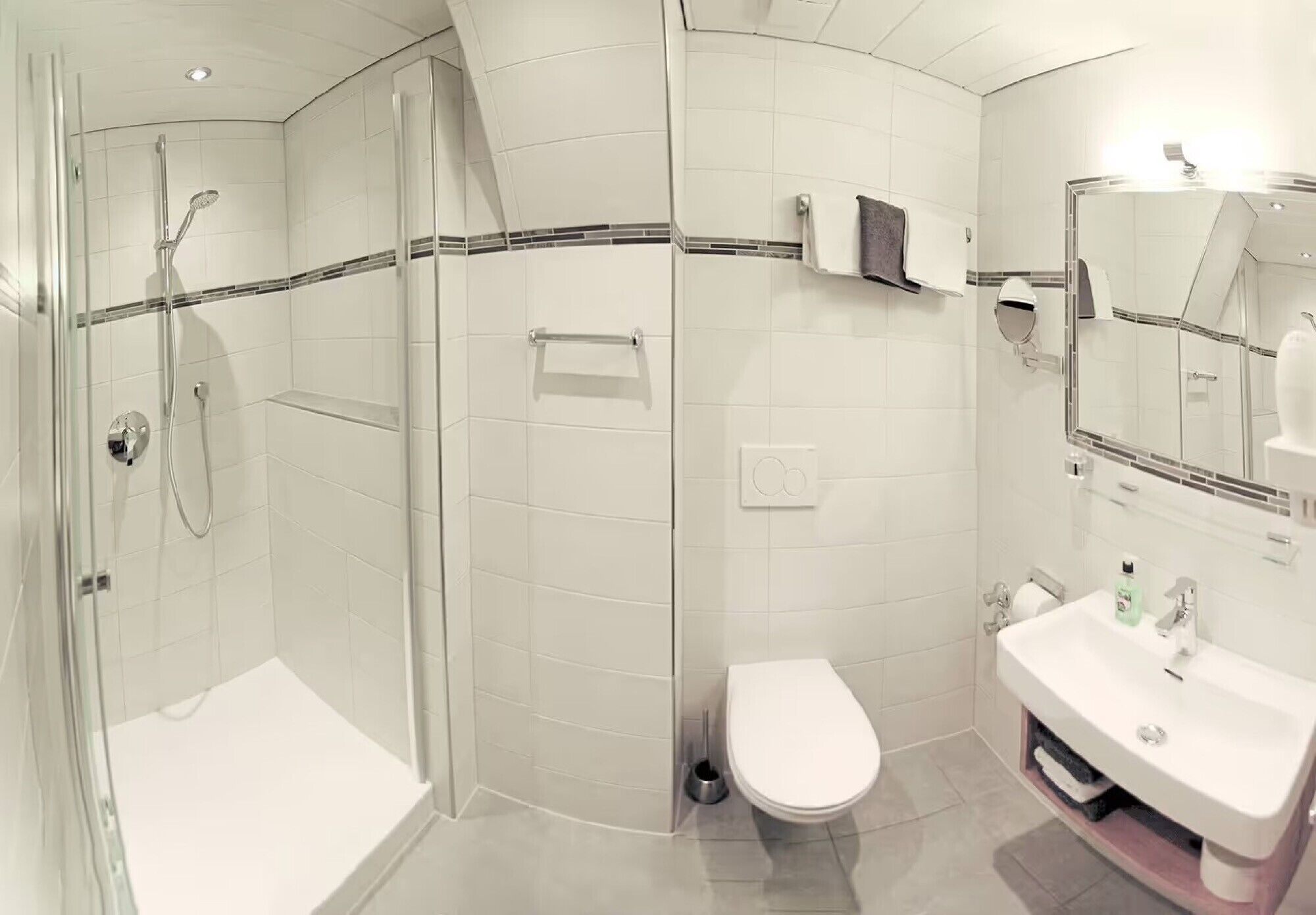 Douche, sèche-cheveux, serviettes fournies