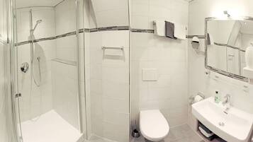 Douche, sèche-cheveux, serviettes fournies