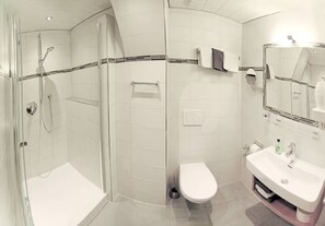 Douche, sèche-cheveux, serviettes fournies