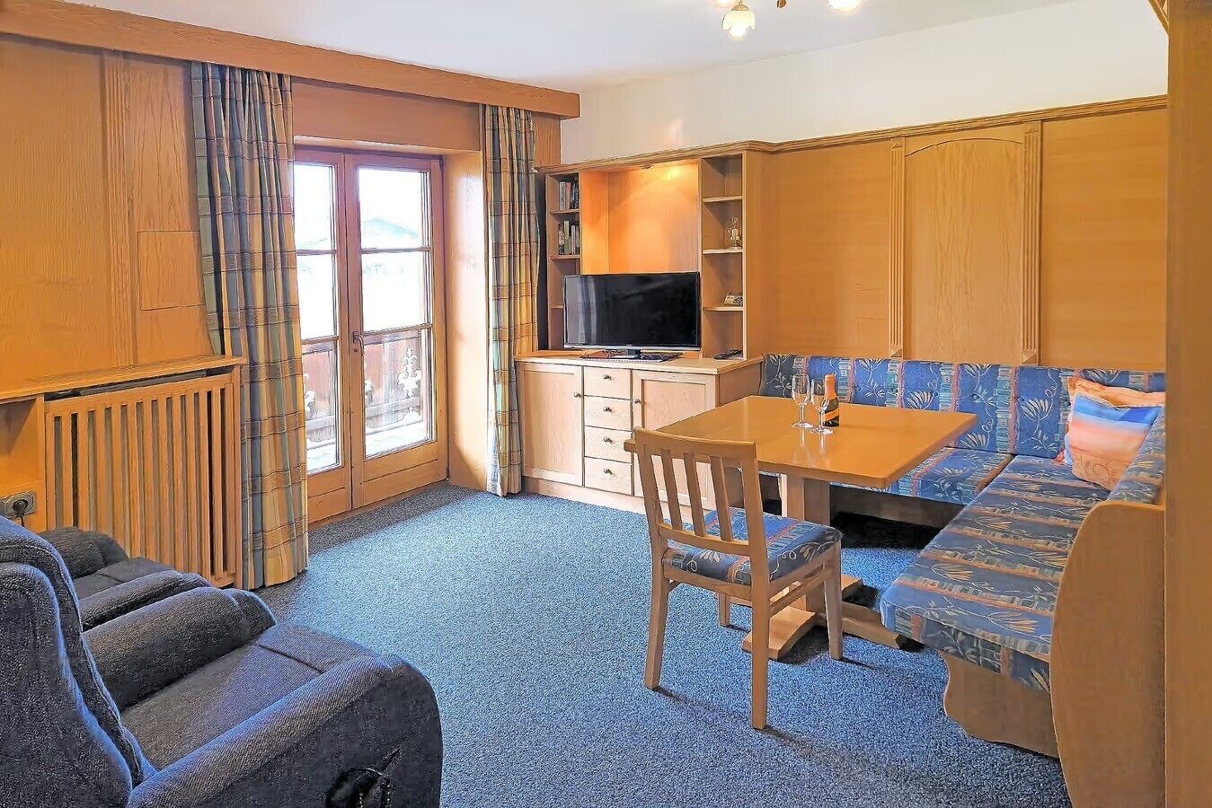 TV, bordtennis og stereoanlegg