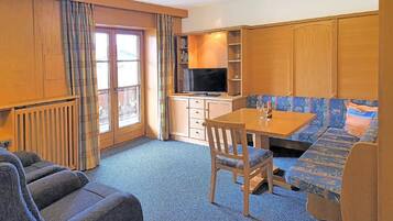 TV, bordtennis og stereoanlegg