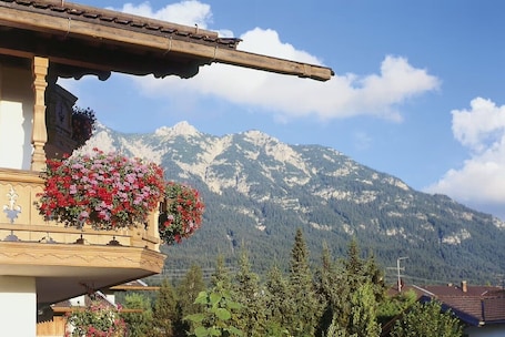 Property grounds. Guesthouse Christophorus - Apartment "Alpenglühn" with Mountain View, Shared Garden & Wi-Fi