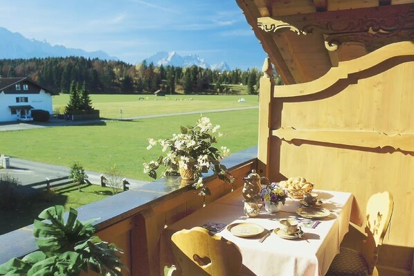 Outdoor dining - Apartment "Adlerhorst" with Mountain View, Shared Garden & Wi-Fi (Krün)