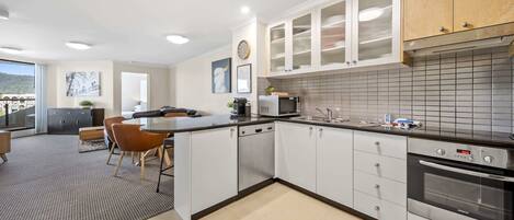 Réfrigérateur, micro-ondes, four, plaque de cuisson