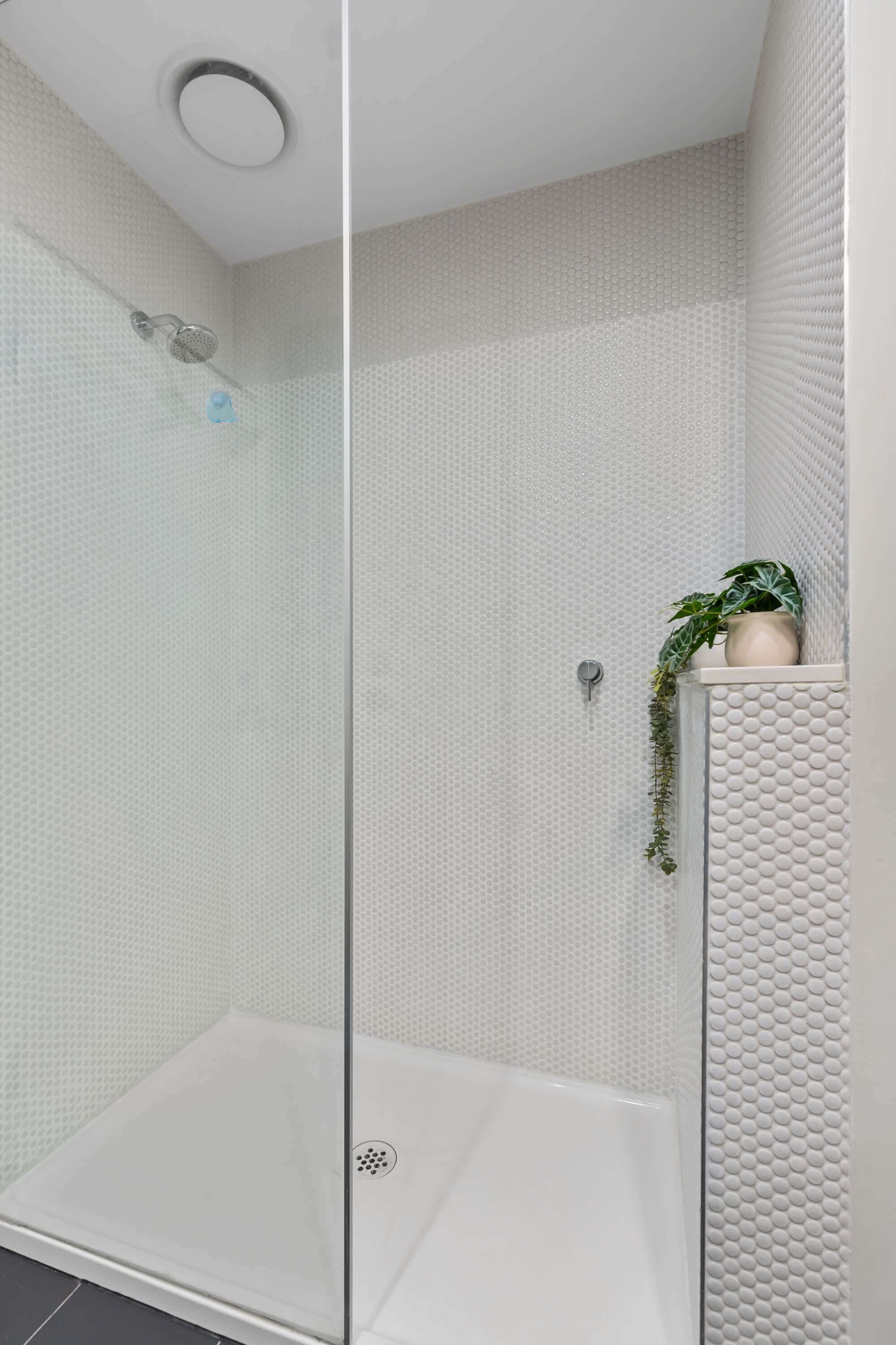 Douche, sèche-cheveux, serviettes fournies