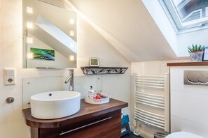 Dusj, toalettartikler (inkludert), hårføner og håndklær