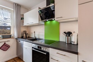 Réfrigérateur, un four, surface de cuisson, lave-vaisselle