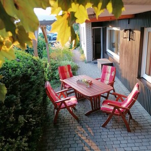 Outdoor dining - Apartment 'Haus Frigger' with Private Terrace, Garden, and Wi-Fi (Olsberg)
