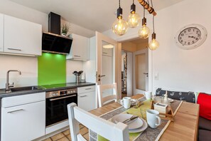 Réfrigérateur, un four, surface de cuisson, lave-vaisselle