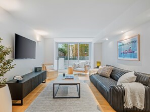 Living area - Bondi Pacific Studio - Managed by X Hospitality (Bondi Beach)