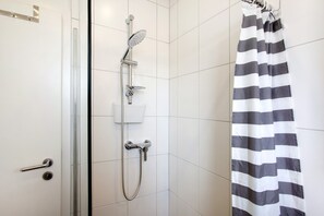 Dusj, hårføner og håndklær