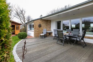 Outdoor dining - Holiday Home "Haus Strandlagune" with Private Terrace, Private Garden & Wi-Fi (Büsum)
