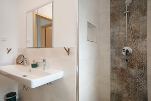 Dusche, Haartrockner, Handtücher