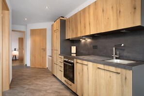 Frigorifero, forno, piano cottura, lavastoviglie